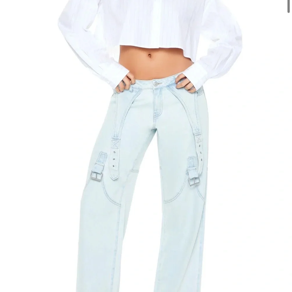 Forever 21 Women 30 Mom Low‎ Rise Light Wash Denim Baggy Buckled Jeans EUC Boho